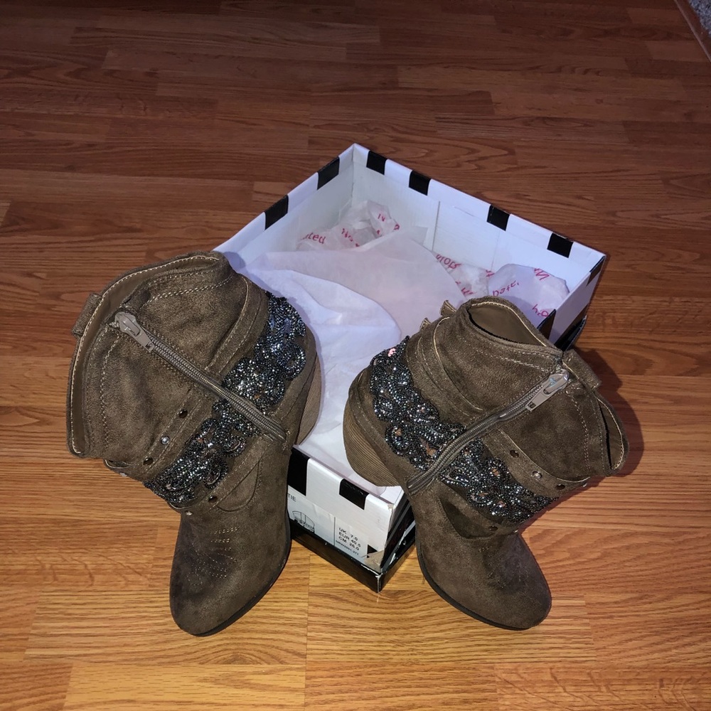 Adorable Booties! NWT Sz. 9 Brand: “Not Rated” Style: “Shortie”